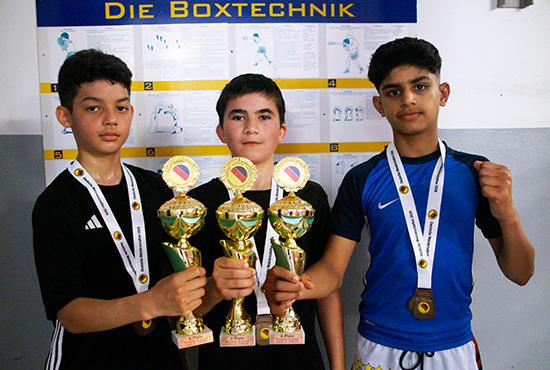 Boxer mit Trophäe