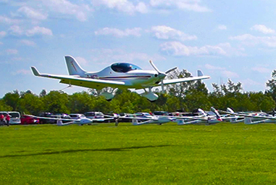 Motorflieger zieht Segelflugzeug hoch